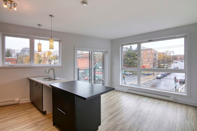 Photo du bâtiment - 6600 Av. de Darlington