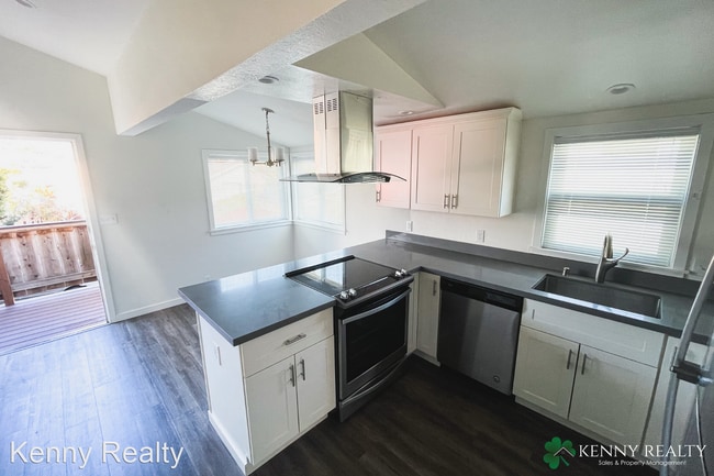 Building Photo - 412 Tamarack Ln