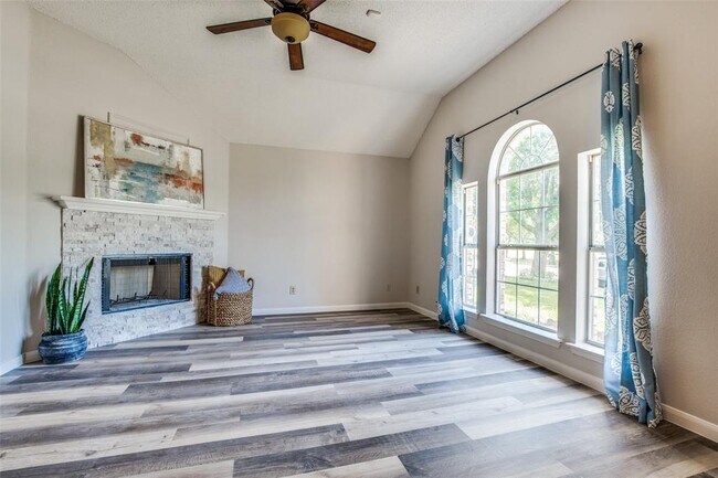 Building Photo - 2321 Park Vista Dr