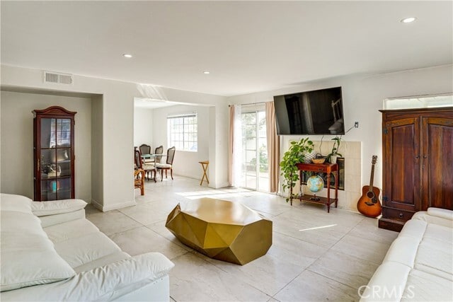 Building Photo - 2106 Nelson Ave