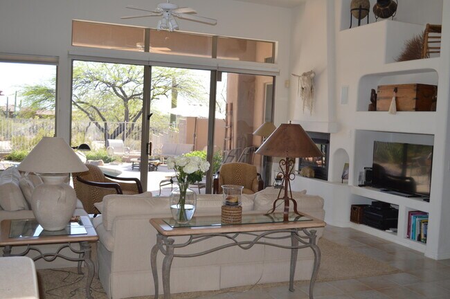 Foto del edificio - 9255 E Broken Arrow Dr