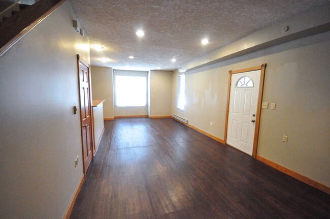 Foto del edificio - 61 McMillen Ave