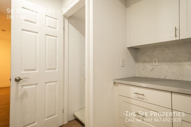 Building Photo - Newly Renovated Spacious 1 Bedroom Apartment - Trinity Bellwoods