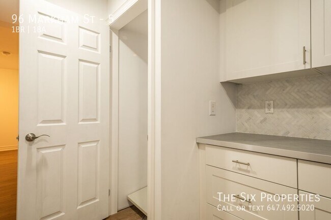 Photo du bâtiment - Newly Renovated Spacious 1 Bedroom Apartment - Trinity Bellwoods