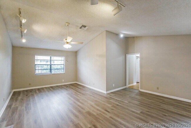 Foto del edificio - 518 Azure Ave