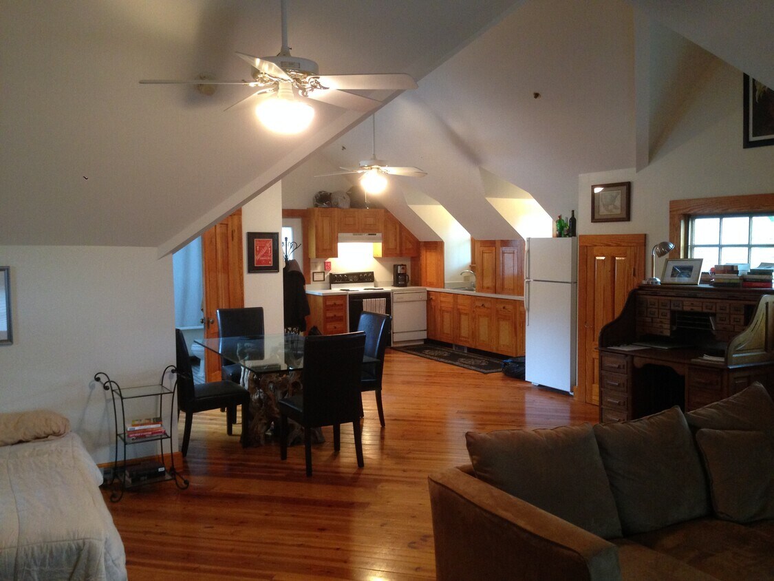 230 W Main St Unit C, Purcellville, VA 20132 Apartments in