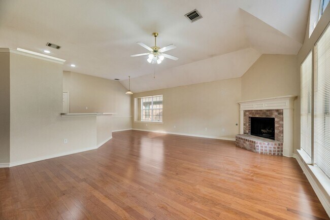 Building Photo - Move in ready Lewisville Home