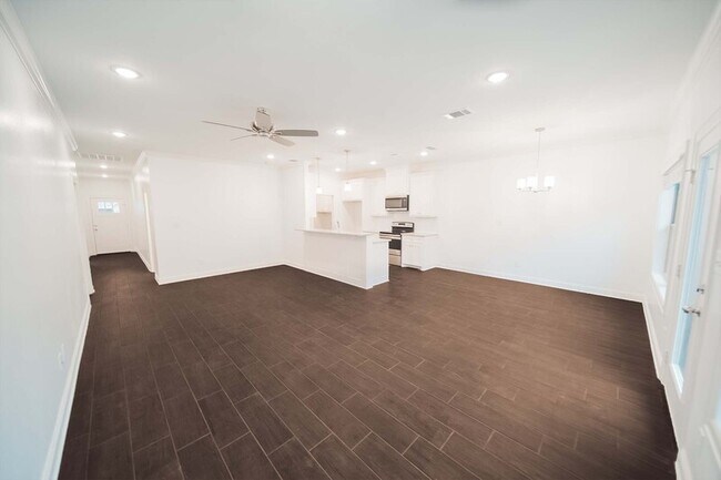 Building Photo - 826 Lindsey Ln