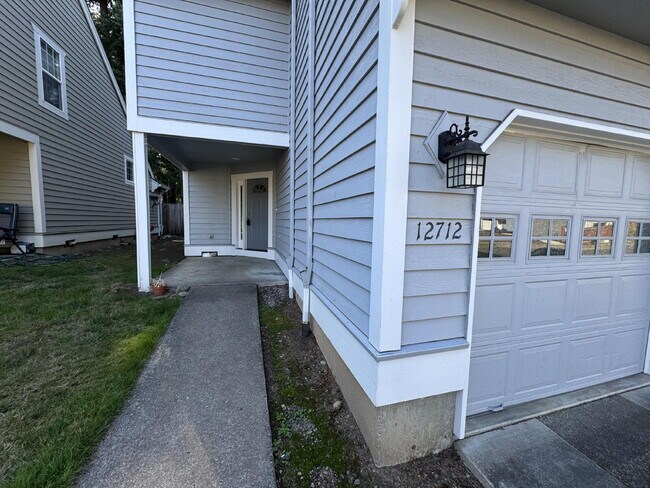 Foto del edificio - 2 Bedroom / 1.5 Bathroom, Duplex unit Close to Powell Butte Nature Park