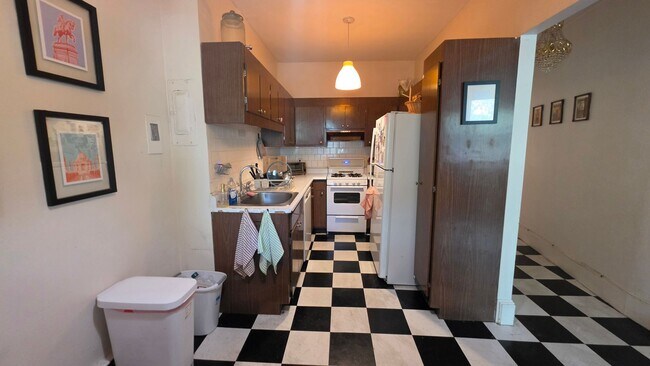 Building Photo - No Brokers Fee, Heat, Hot Water Included, Laundry on a Site