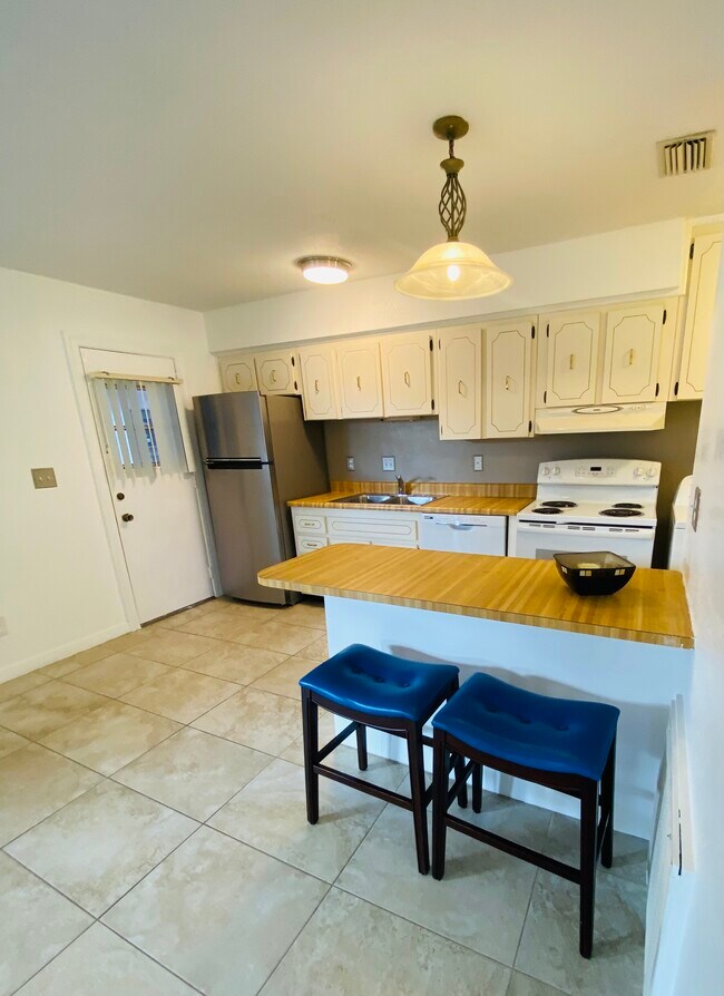 1137 King Arthur Ct, Dunedin, FL 34698 Condo for Rent in Dunedin, FL