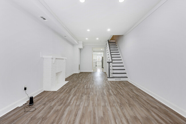 Foto del edificio - 725 N Patterson Park Ave