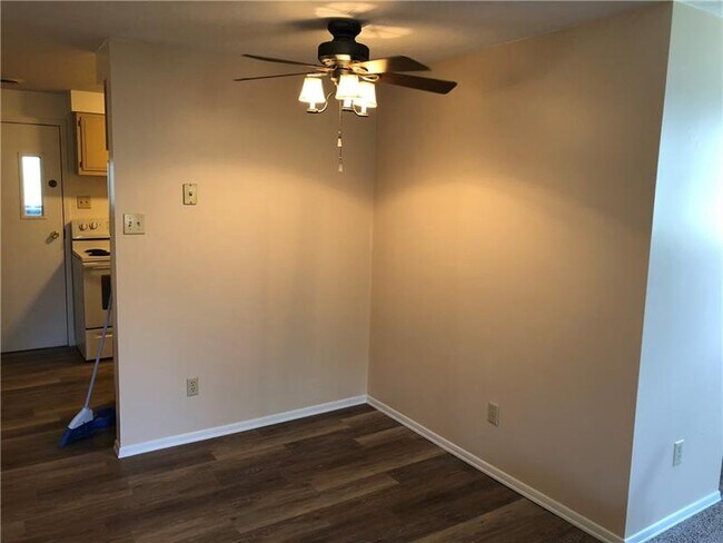 Building Photo - 17 S Wade Ave