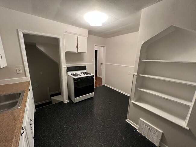 Building Photo - 3 Bed 1 Bath bungalow with basement on eas...