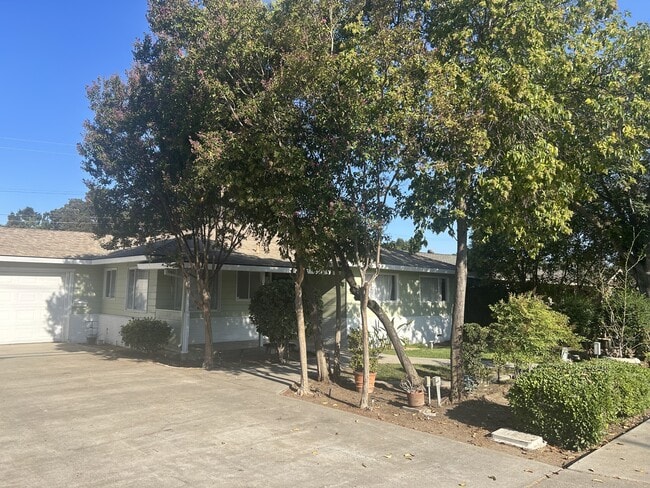 Building Photo - 137 Las Flores Ave