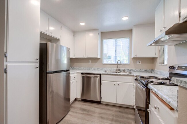 Building Photo - Beautiful one bedroom, one bathroom, lower...
