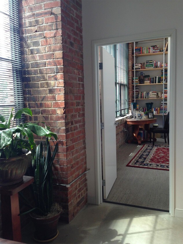 Foto principal - 1200 W 76th St