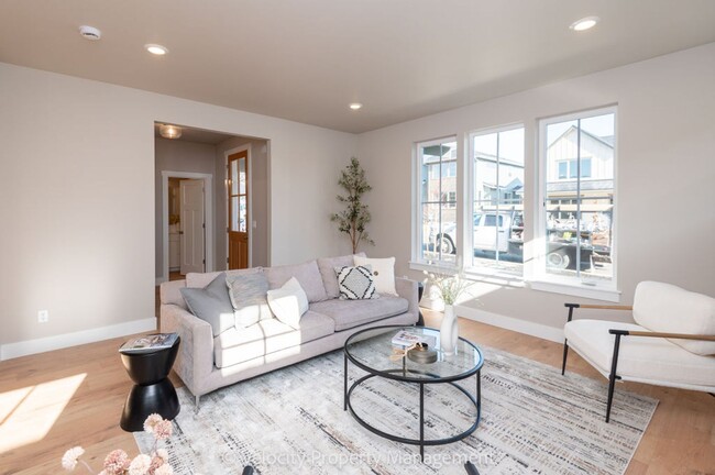 Building Photo - Brand New SE Bend Home!