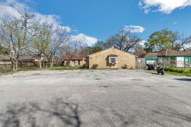 Building Photo - 6815 Beachwood St