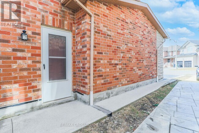 Building Photo - 23 River Heights Dr