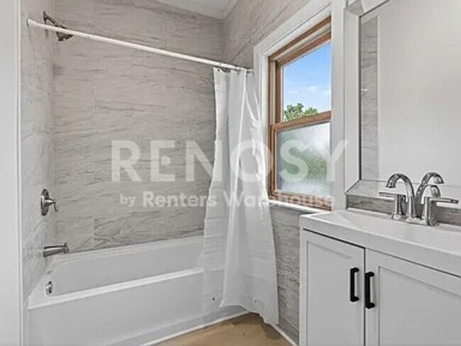 Building Photo - 2BD/1BA Duplex in Minneapolis Available Now!