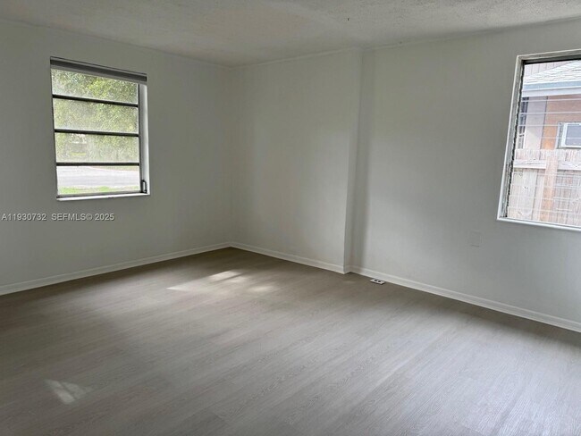 Foto del edificio - 1821 SW 23rd St