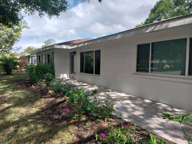 Building Photo - 2587 Ringling Blvd