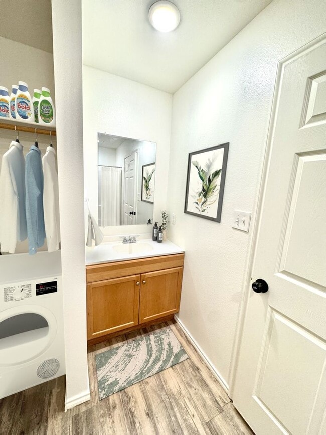 Building Photo - Leasing Special** MOVE IN READY! *$0 Deposit for Qualifying Applicants*