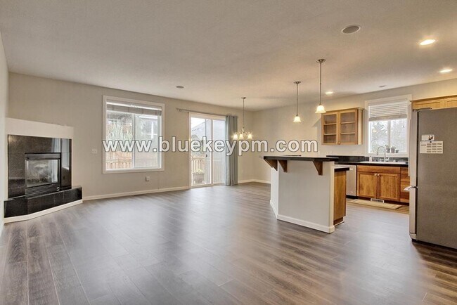 Foto del edificio - 4 Bed, 2.5 Baths Home with Primary Suite on Main Floor in Ridgefield