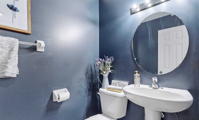 Photo du bâtiment - Beautifully Updated Executive End-Unit Tow...