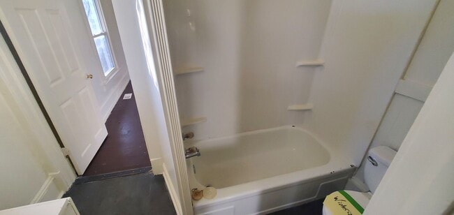 Building Photo - 3 Bedroom 1 Bathroom House