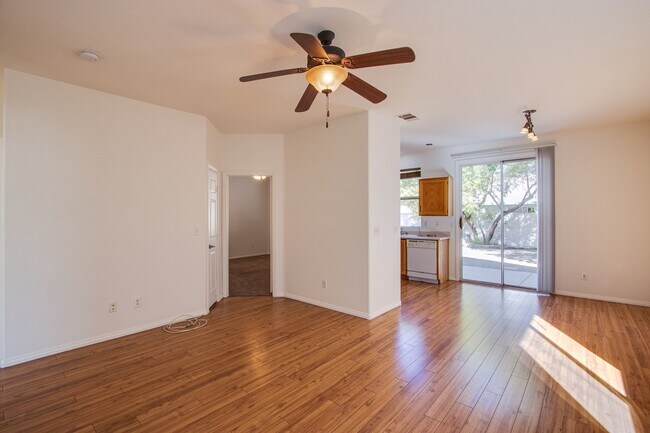 Foto del edificio - 8836 Iron Hitch Ave
