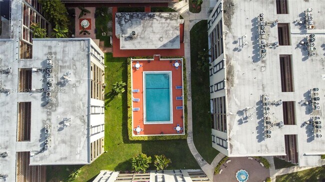 Foto del edificio - 10090 NW 80th Ct