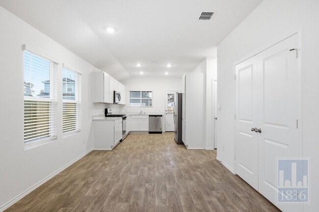 Building Photo - 306 Constanza Trl