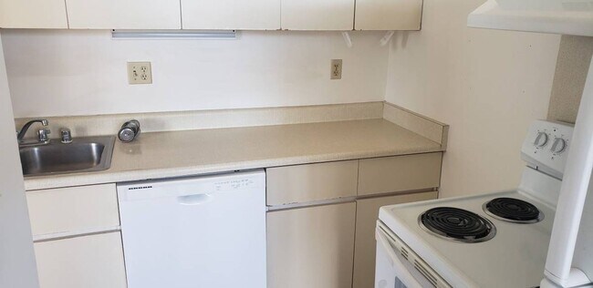 Foto del edificio - Partially Furnished 1/1/1  Corner Unit