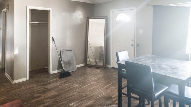 Building Photo - 204 Truman St