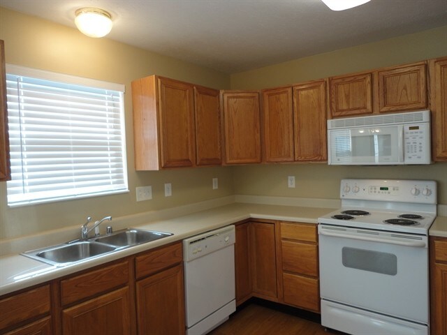 Building Photo - 1455 Woodside Dr