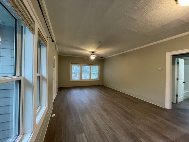 Building Photo - Cozy Three Bedroom in the Heart of Minot