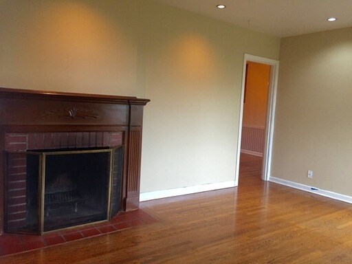 Building Photo - Spacious 3 Bedroom Craftsman Home In Queen...