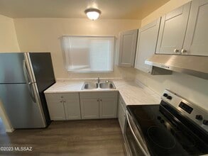 Building Photo - 3325 E Blacklidge Dr