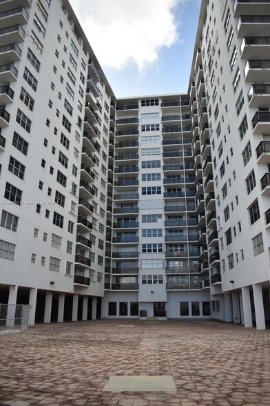Foto del edificio - 6039 Collins Ave