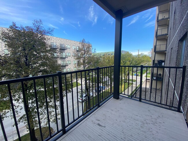 Building Photo - 2 bedroom Condo in Twin Towers!!