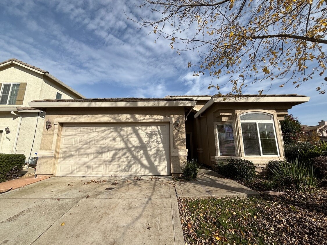 Foto principal - Lovely Home on a Corner Lot!