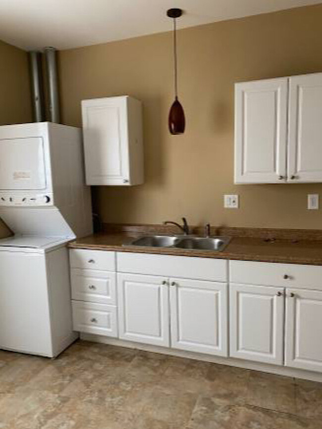 Kitchen - 1066 W Granville Ave