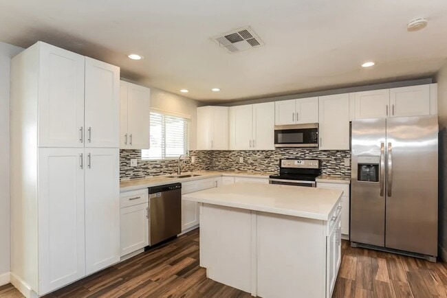 Building Photo - 6101 S Parkside Dr