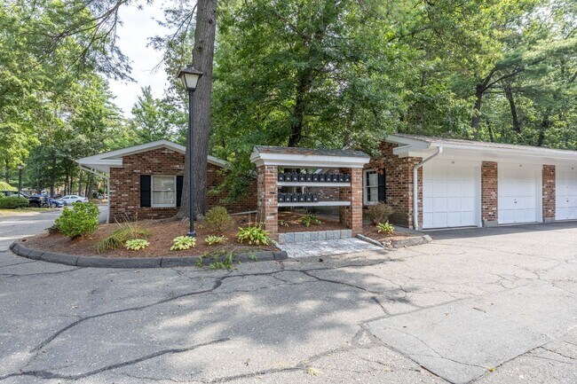 Building Photo - Spacious 2 Bedroom Townhouse in Tunxis Vil...