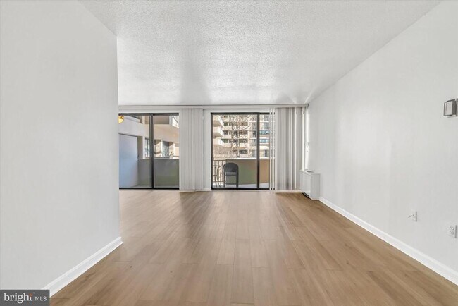 Foto del edificio - 4141 Henderson Rd