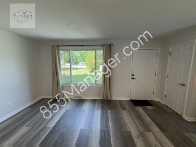 Foto del edificio - Fully Renovated 3-Bedroom Home with Sunroo...