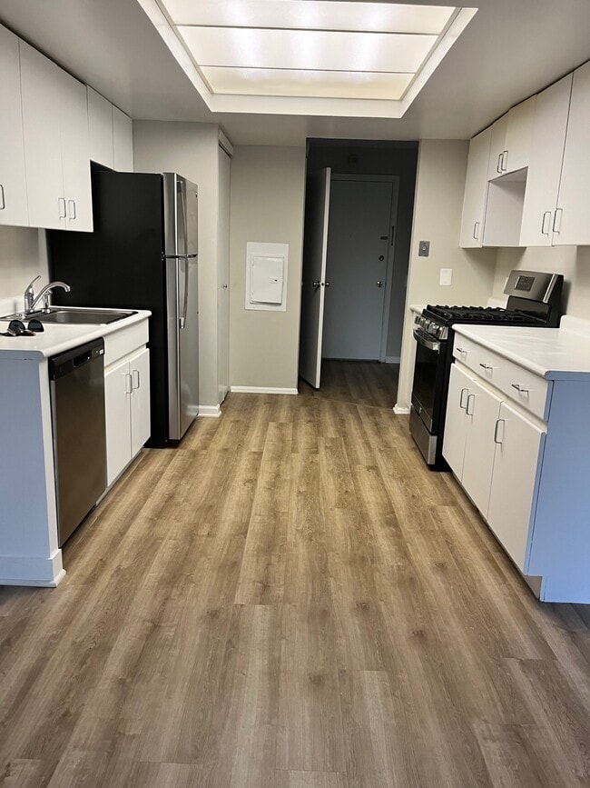 Building Photo - 121 Wellington Ct