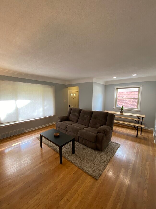 Living Room - 302 Jeffrey Ave